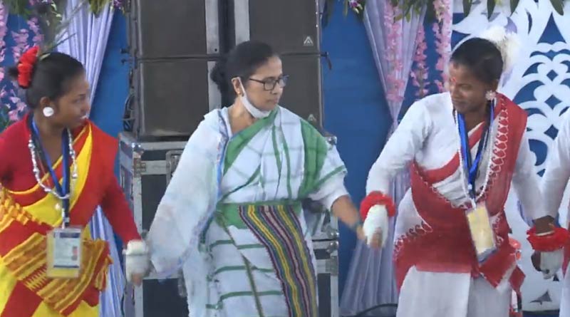 পরনে আদিবাসী পোশাক, হাসিমারায় ধামসা-মাদলের তালে পা মেলালেন মুখ্যমন্ত্রী