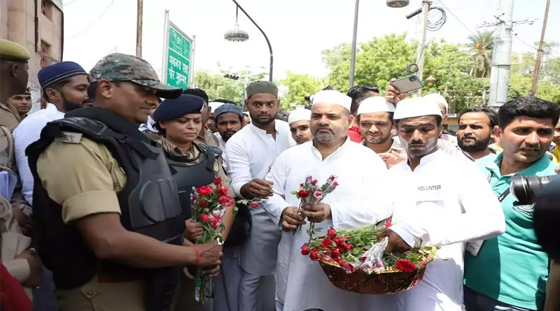 This Friday Lucknow cops offer roses to all Namazis to ensure peaceful prayers | Sangbad Pratidin