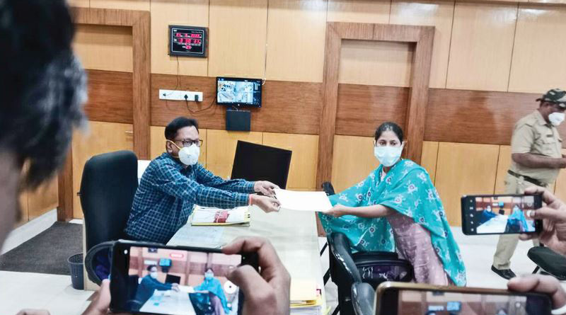 Renu Khatun joins office with injured hand, thanks Mamata Banerjee | Sangbad Pratidin