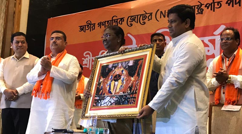 BJP representatives gifted a picture of Maa Kaali to Draupadi Murmu | Sangbad Pratidin