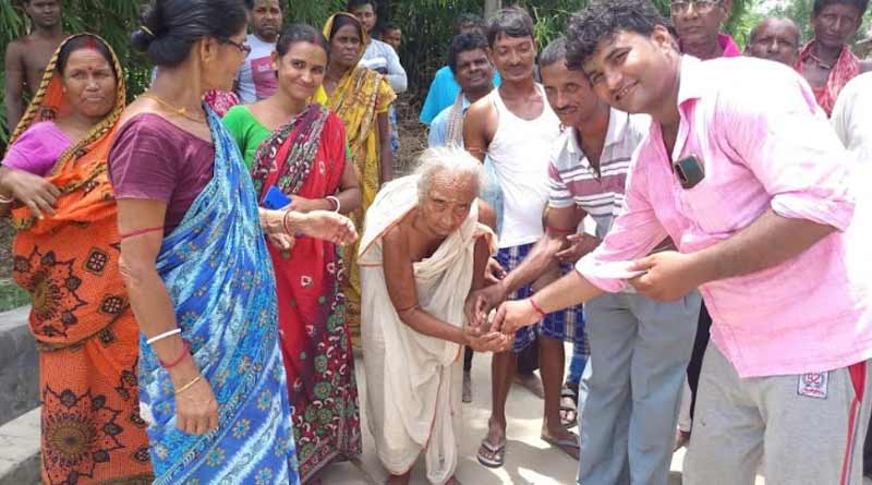 মমতার হাতছোঁয়া মুড়িই যেন ‘প্রসাদ’, আউশগ্রামে উৎসবের মেজাজে বিতরণ