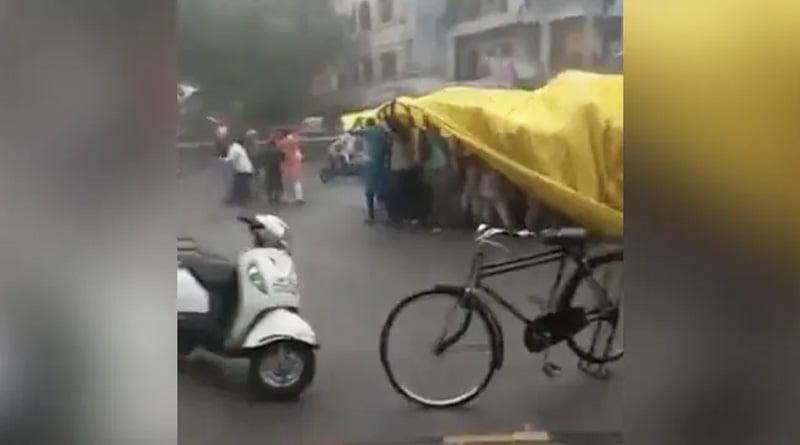বাধা হল না আকাশভাঙা বৃষ্টি, ‘গণছাতা’ মাথায় কনের বাড়িতে বরযাত্রীর দল, ভাইরাল ভিডিও