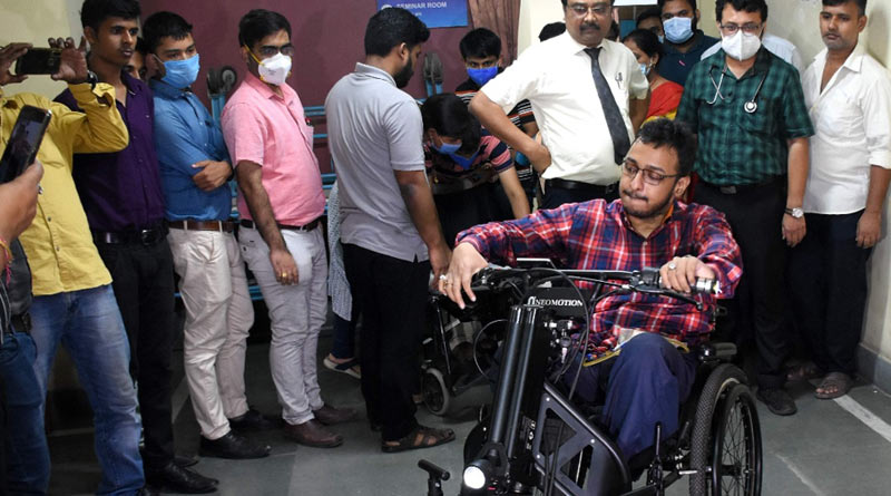 ‘বন্ধু’ বিশেষ বাইক কাম হুইল চেয়ার, পক্ষাঘাতকে তুড়ি মেরে অপরাজিত অভিষেক
