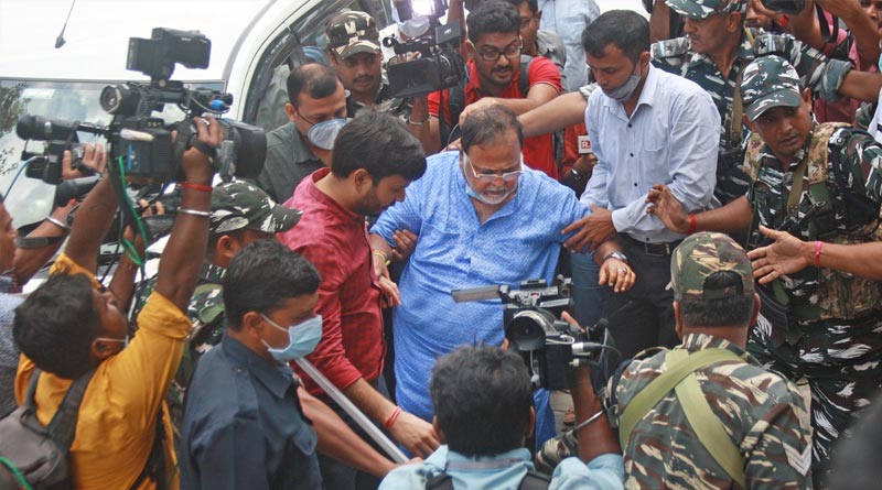 SSC দুর্নীতি মামলা: মন্ত্রিত্ব ছেড়ে দিতে নারাজ পার্থ, উলটো মত আইনজীবীদের