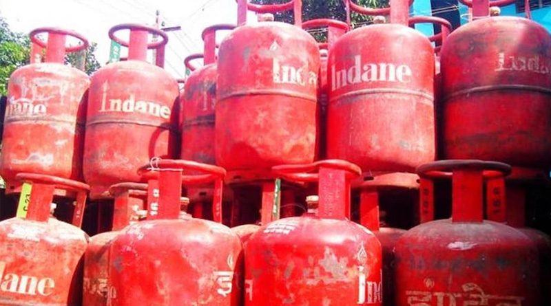 টাকার বিনিময়ে উজ্জ্বলা গ্যাস বিক্রির চেষ্টা, দোকানে সিলিন্ডারের স্তূপ, ধৃত BJP কর্মী