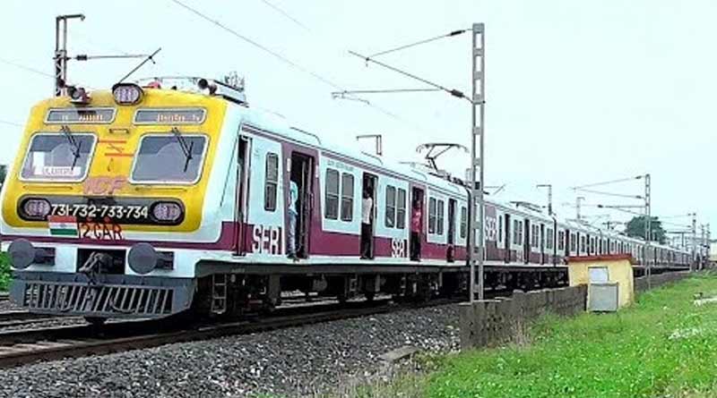 Uluberia Local train averts major accident । Sangbad Pratidin