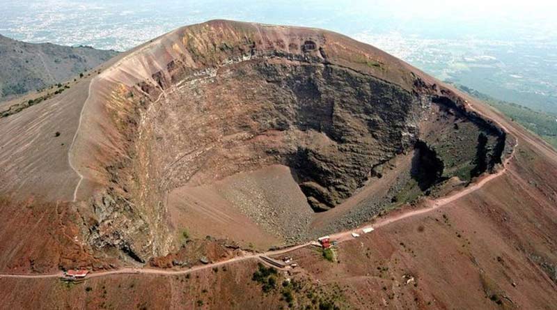 US tourist falls into crater of Mount Vesuvius while trying to rescue his cell phone, tourist guides save him | Sangbad Pratidin