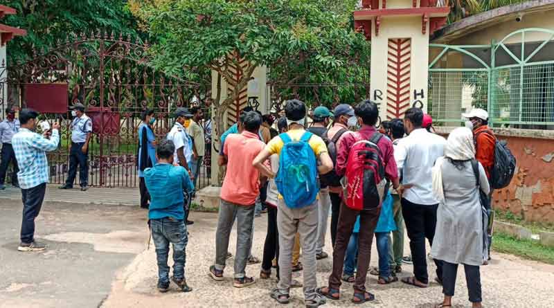 পরীক্ষা দেওয়ার দাবিতে বিশ্বভারতীতে ছাত্র বিক্ষোভ, পাঁচিল ভেঙে ভিতরে ঢুকলেন পড়ুয়ারা
