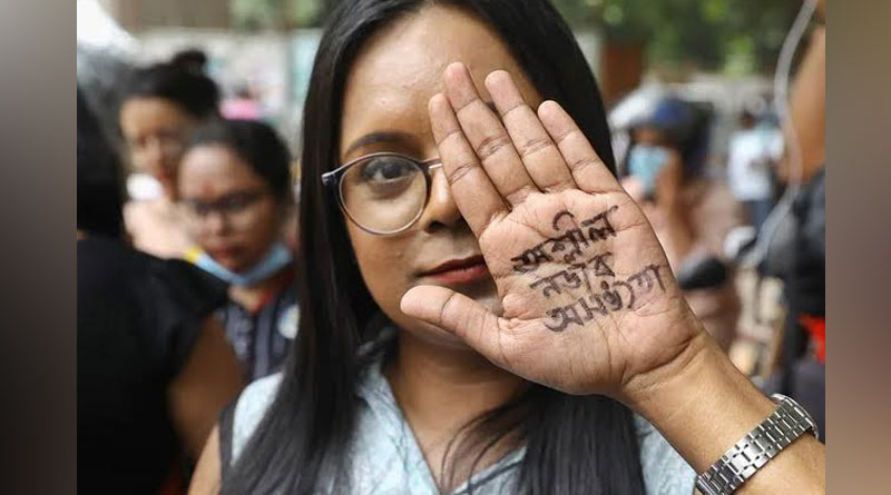 ‘নজর সামলে রাখুন’, পোশাক বিতর্কে বাংলাদেশ হাই কোর্টের সামনে বিক্ষোভ তরুণীদের