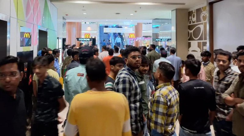 Right-wing group sings bhajan to protest namaz inside Bhopal Shopping Mall | Sangbad Pratidin