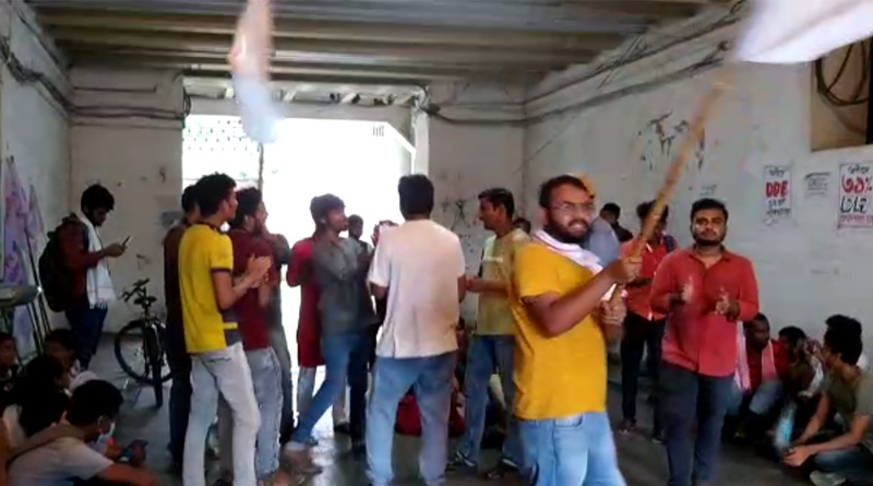 Protest rocks Burdwan University, VC gherao | Sangbad Pratidin