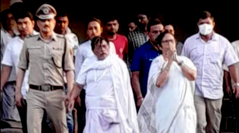 খিদিরপুরে দুর্ঘটনায় সন্তানহারা মেয়র পারিষদের বাড়িতে মুখ্যমন্ত্রী, দিলেন পাশে দাঁড়ানোর আশ্বাস