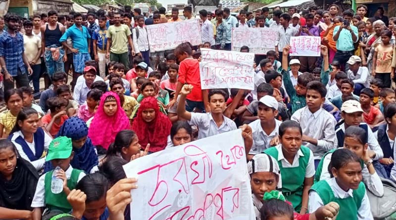 Ketugram school students stage protest with posters, demand pothole remedy | Sangbad Pratidin