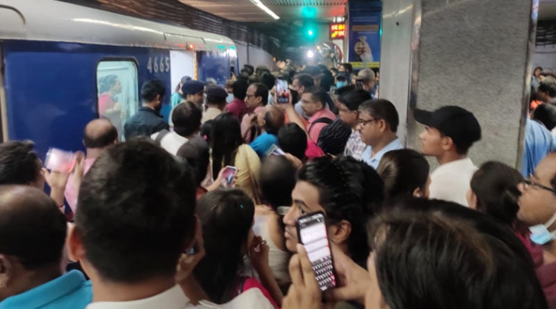 Kolkata Metro earns record money during Durga Puja | Sangbad Pratidin