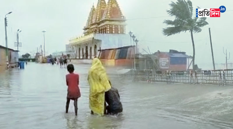 নিম্নচাপ ও ভরা কোটালের জোড়া ফলায় হু হু করে জল ঢুকছে উপকূলবর্তী গ্রামে, সোমবারও চলবে বৃষ্টি