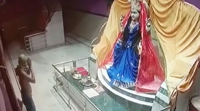 মন্দিরের প্রণামী বাক্স হাতানোর আগে দেবীকে ভক্তিভরে প্রণাম চোরের! ভিডিও ভাইরাল