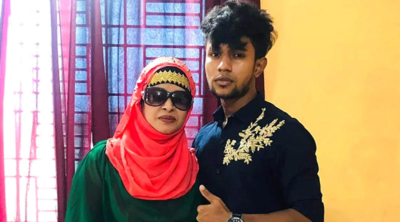 বাবার অকালমৃত্যু, একাকী মায়ের জন্য পাত্র চেয়ে বিজ্ঞাপন দিলেন ছেলে