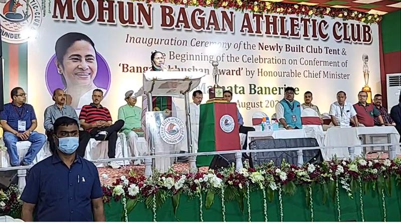 ‘মোহনবাগান বললেই মায়ের কথা মনে পড়ে’, সবুজ-মেরুনকে ৫০ লক্ষ অনুদান ঘোষণা মমতার