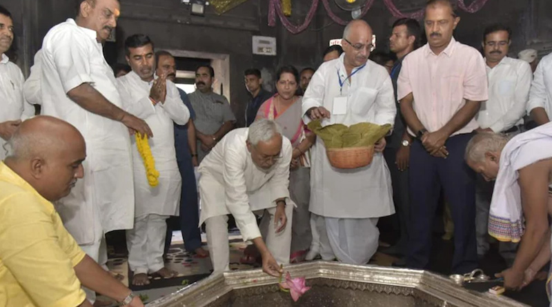 মুসলিমদের নিয়ে মন্দিরের গর্ভগৃহে পুজো নীতীশ কুমারের, ক্ষমা চাওয়ার দাবিতে সরব বিজেপি