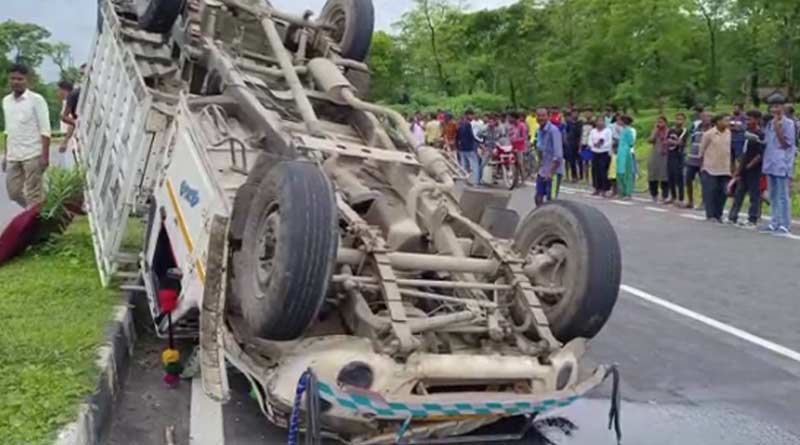 সাতসকালে বাগডোগরায় দুর্ঘটনা, পিকআপ ভ্যান উলটে জখম কমপক্ষে ৫০ চা শ্রমিক, মৃত ১