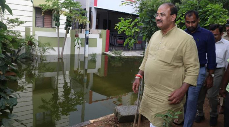 স্মারকলিপি দিতে আসা মহিলাকে পুলিশের হাতে তুলে দিলেন বিজেপি বিধায়ক, ভাইরাল ভিডিও