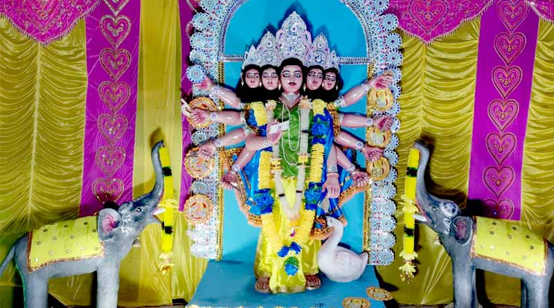 বিশ্বকর্মার পাঁচ মাথা, হাতির সঙ্গে সঙ্গী হাঁসও, সিউড়ির মণ্ডপে চমক