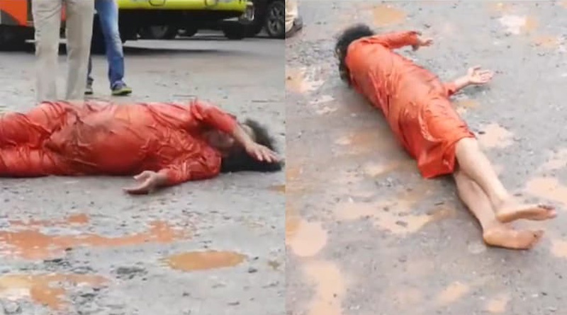 গর্তে ভরা জাতীয় সড়ক, প্রতিবাদে রাস্তায় গিয়ে গড়গড়ি খেলেন সমাজকর্মী, ভাইরাল ভিডিও