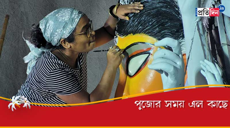 মায়ের পুজোয় মাটির টান, বাংলার পাঁচ ভিন্ন রঙের মাটিতে সাজছে উত্তর কলকাতার এই মণ্ডপ