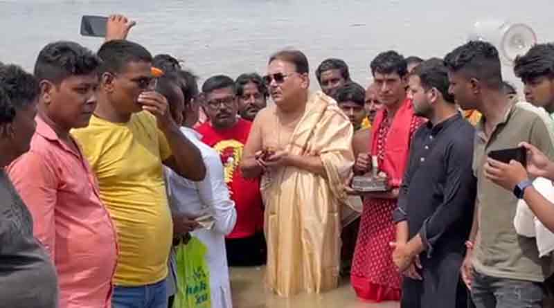 শুভেন্দু-দিলীপের ছবিতে মালা, বিজেপির ‘অপমৃত্যু’তে মহালয়ায় তর্পণ মদনের