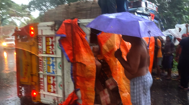 দুর্ঘটনার কবলে পড়ে বিলেতি মদের গাড়ি, দেদার লুঠলেন সুরাপ্রেমীরা