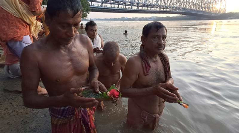 Durga Puja 2022: People perform rituals of Tarpan at Ganga in Mahalaya । Sangbad Pratidin