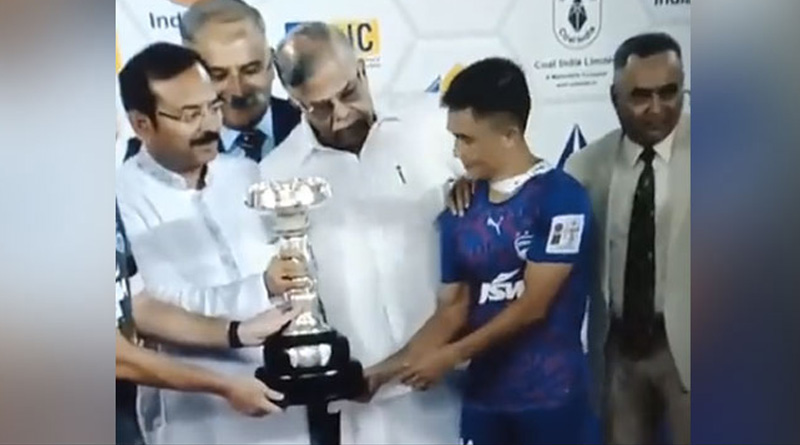 WB Guv La Ganeshan pushes Sunil Chetri away to pose with Durand Cup trophy | Sangbad Pratidin