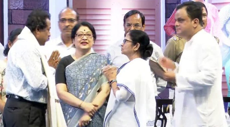 শিক্ষারত্ন নিতে গিয়ে ‘বোনাস’, ফলতার শিক্ষকের জোড়া আবেদন মঞ্জুর মুখ্যমন্ত্রীর