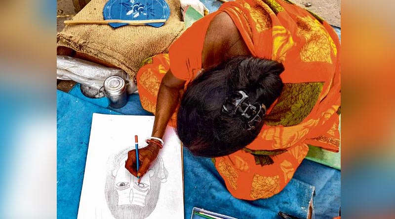 Woman guarding shoes at Nimtala ghat surprised everyone by drawing pictures। Sangbad Pratidin