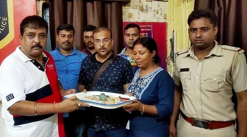 বোমাতঙ্কই আশীর্বাদ! ট্রেনে ফেলে যাওয়া ৭ লক্ষ টাকার গয়না ভরতি ব্যাগ ছুঁয়ে দেখল না কেউ