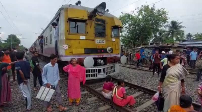 Local people stage protest in railways track at Duttapukur | Sangbad Pratidin
