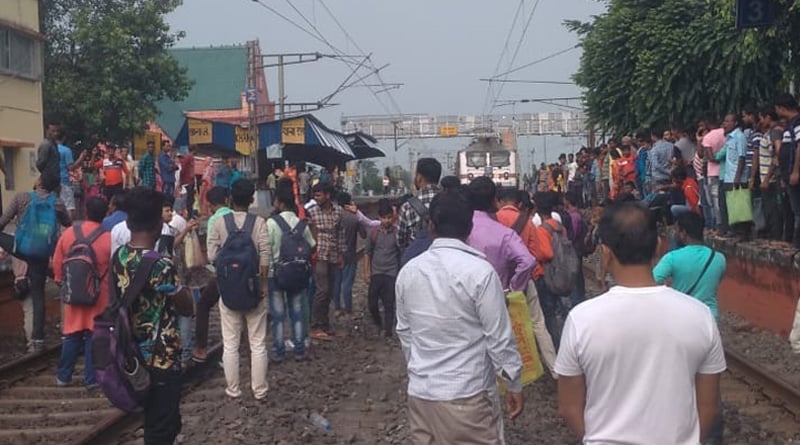 Passenger's stages protest in railway track at Burdwan's Khana | Sangbad Pratidin