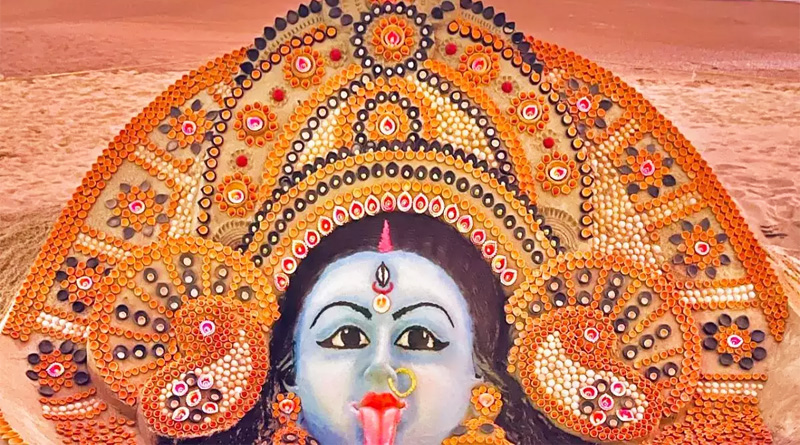 Sudarsan Pattnaik unveils sand art of Goddess Kali made with 4,045 Diyas in Puri Beach | Sangbad Pratidin