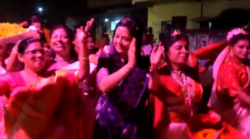 TMC MP Mahua Maitra dances to enjoy festive mood । Sangbad Pratidin