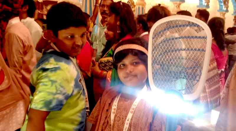 Toddlers with anti-mosquito bats in Durga Puja pandals spreading dengue awareness in Kolkata | Sangbad Pratidin