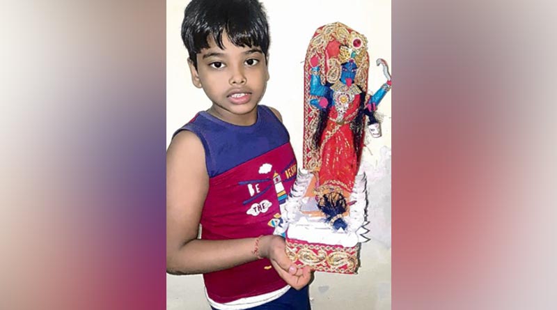 Purulia Kid makes Kali idol of 1 feet height, everyone becomes spellbound | Sangbad Pratidin