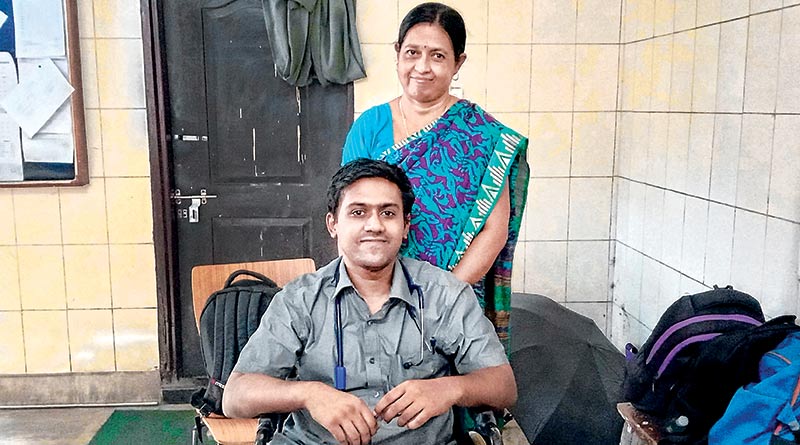 বিরল ক্যানসারকে হারিয়ে নজির, হুইলচেয়ারে বসেই রোগী পরিষেবায় হবু ডাক্তার শৌভিক