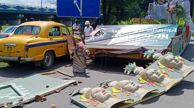 Cab hits Durga idol of Rammohan Sammilani ahead of carnival । Sangbad Pratidin