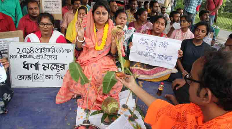 Primary TET aspirants dressed as goddess Laxmi, staged protest | Sangbad Pratidin