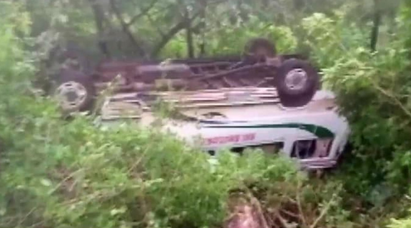 বেড়াতে গিয়ে দুর্ঘটনা, অন্ধ্রপ্রদেশে পাহাড় থেকে বাস পড়ে মৃত অন্তত ১০