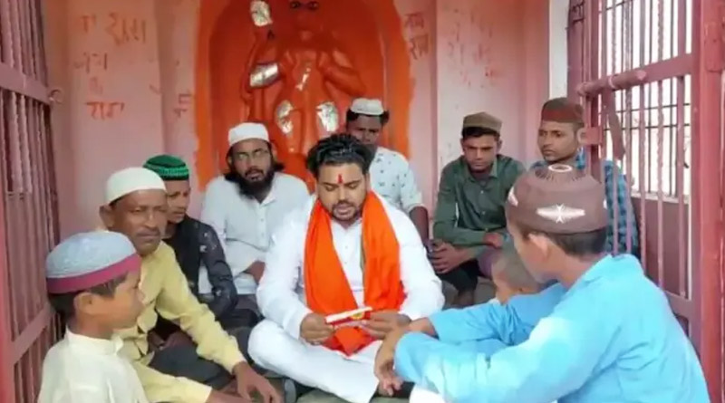 Muslims chant Hanuman Chalisa at Aligarh temple, video went viral | Sangbad Pratidin