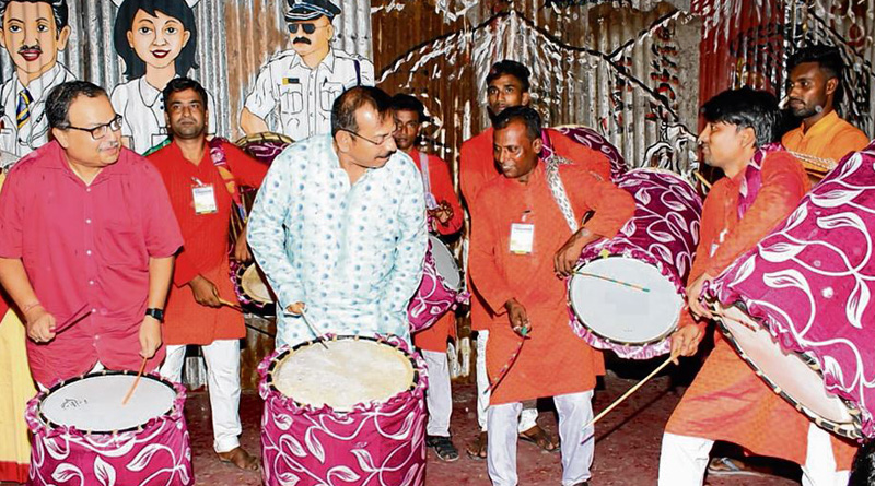 Aroop Biswas and Kunal Ghosh played dhak at Suruchi Sangha | Sangbad Pratidin