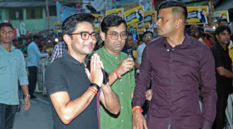 বাড়ির সামনে অনুগামীদের ভিড়, দলীয় কর্মীদের আনা কেক কেটে হিরোর মতো জন্মদিন পালন অভিষেকের