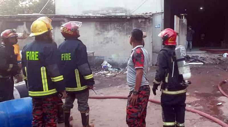 Fire breaks out at Bangladesh chemical godown | Sangbad Pratidin