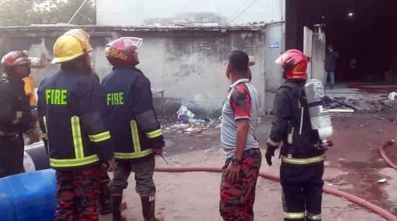 সীতাকুণ্ডের স্মৃতি উসকে ফের বাংলাদেশের রাসায়নিকের গুদামে ভয়াবহ আগুন